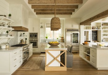 techo de la cocina con vigas de madera